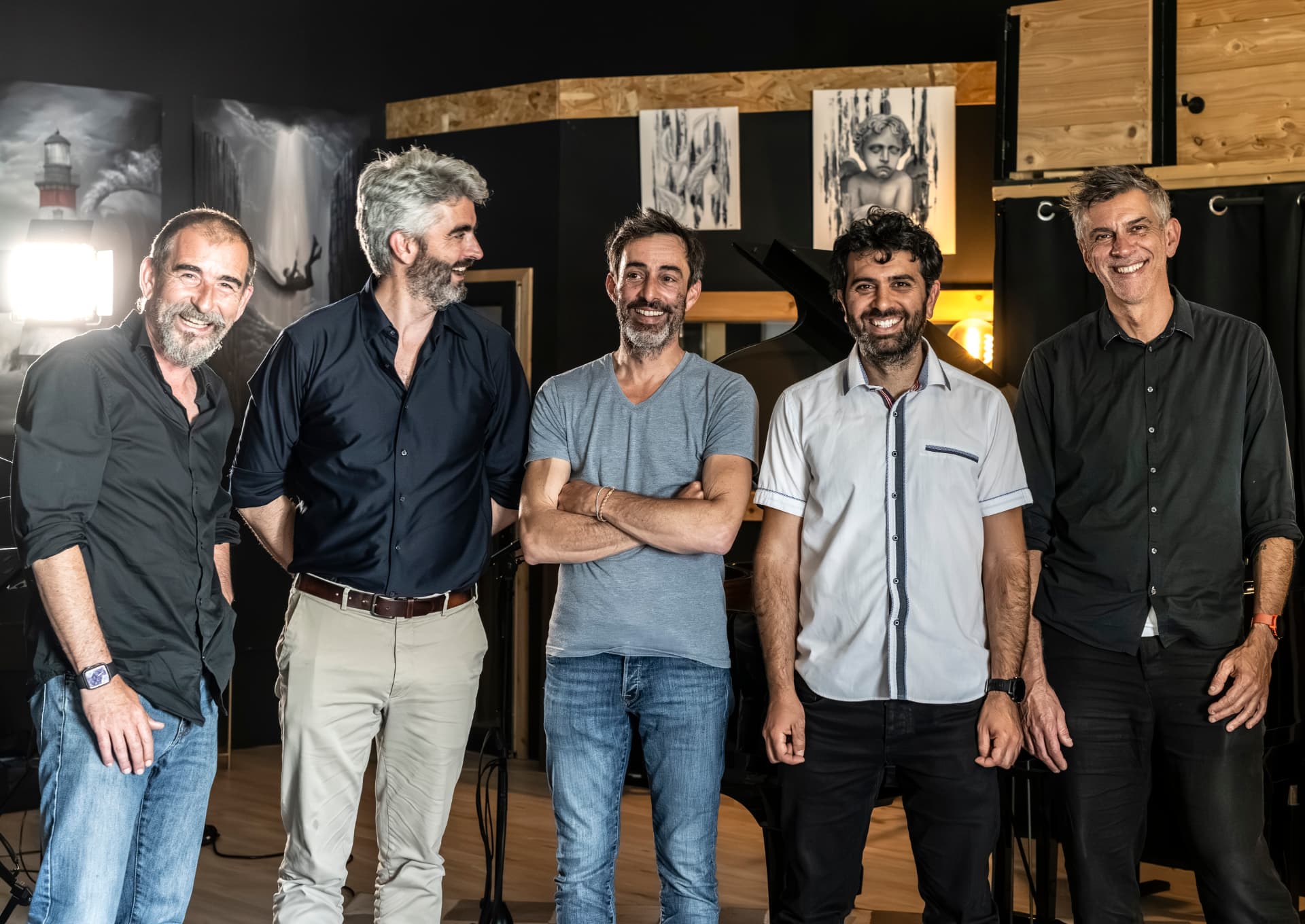 Les cinq musiciens de JAWA en studio